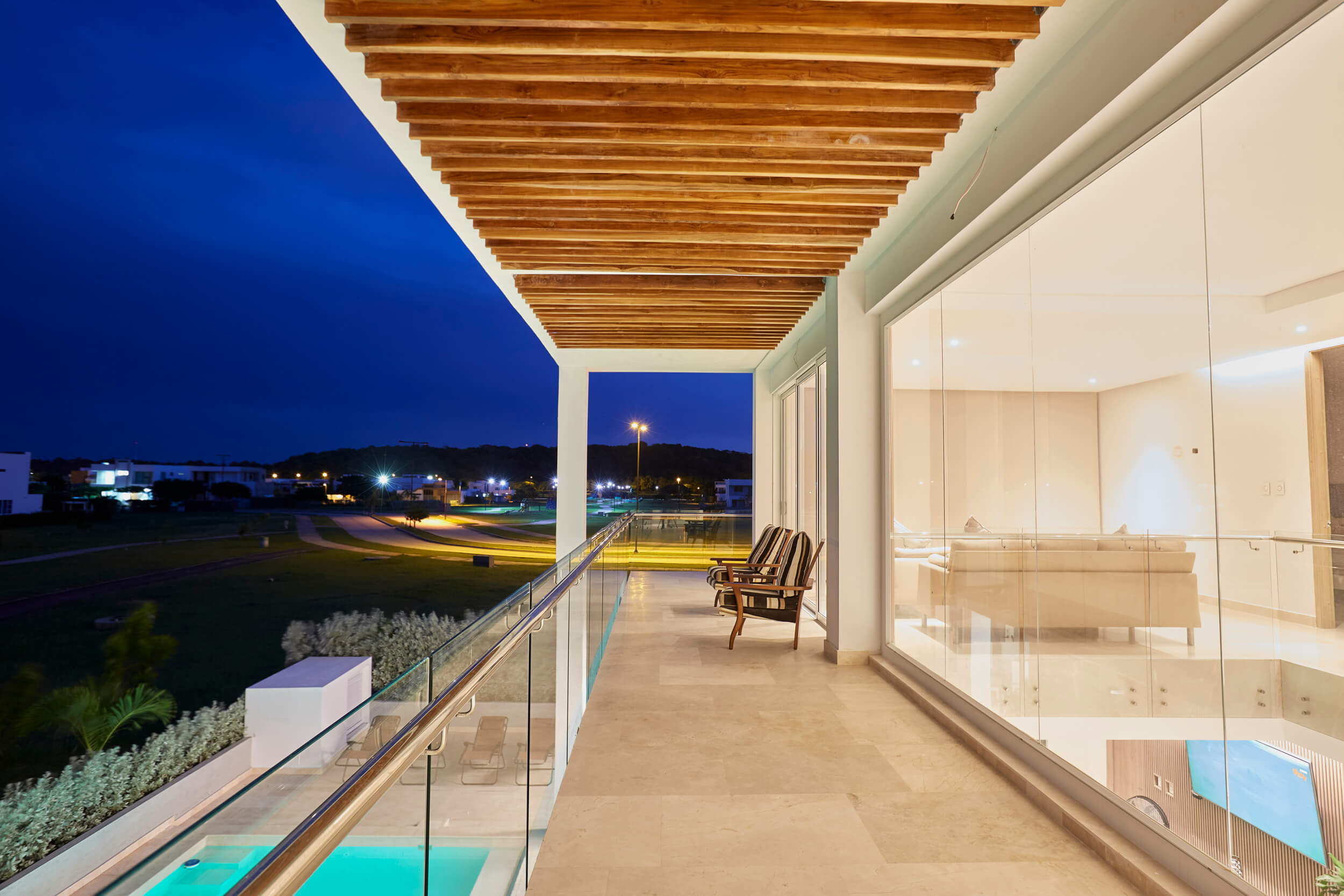 Balcones y terraza con barandas minimalistas en Casa Monserrat 1A, arquitectura moderna en Cartagena.