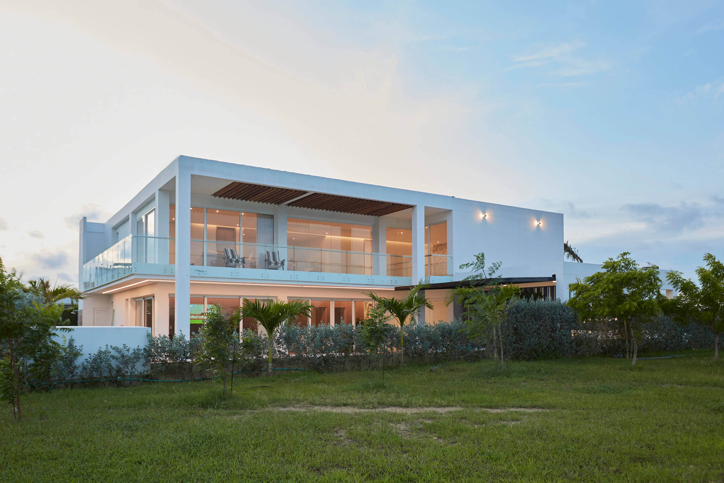 Fachada lateral contemporánea de Casa Monserrat 1A en Cartagena con volúmenes geométricos y ventanales modernos.