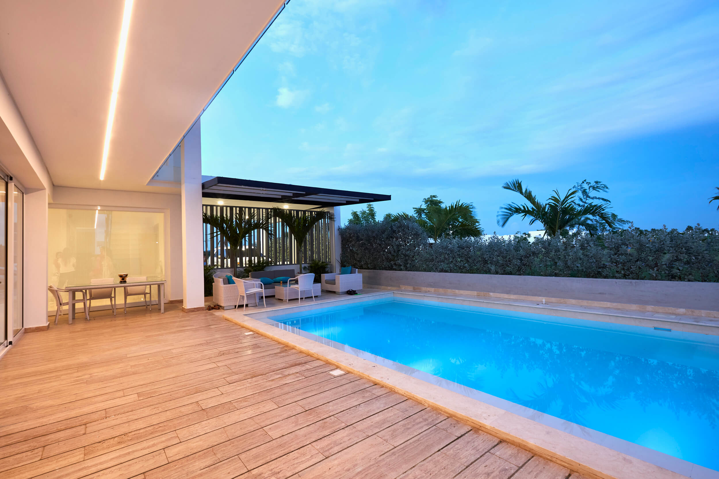 Piscina Casa Monserrat 1A con iluminación arquitectónica y piscina en Cartagena.