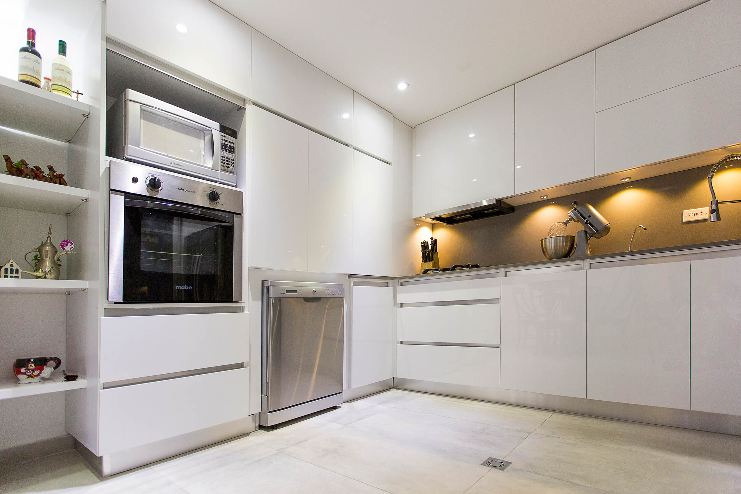 Cocina blanca empotrada con electrodomésticos — remodelación de cocina en Cartagena