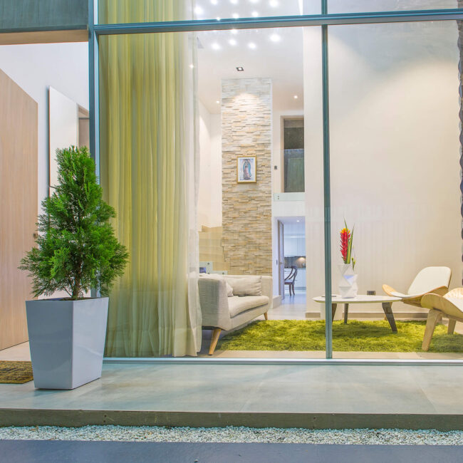 Vista del ventanal y sala interior — arquitectos en Cartagena, Casa MB. Arquitectura Modrena