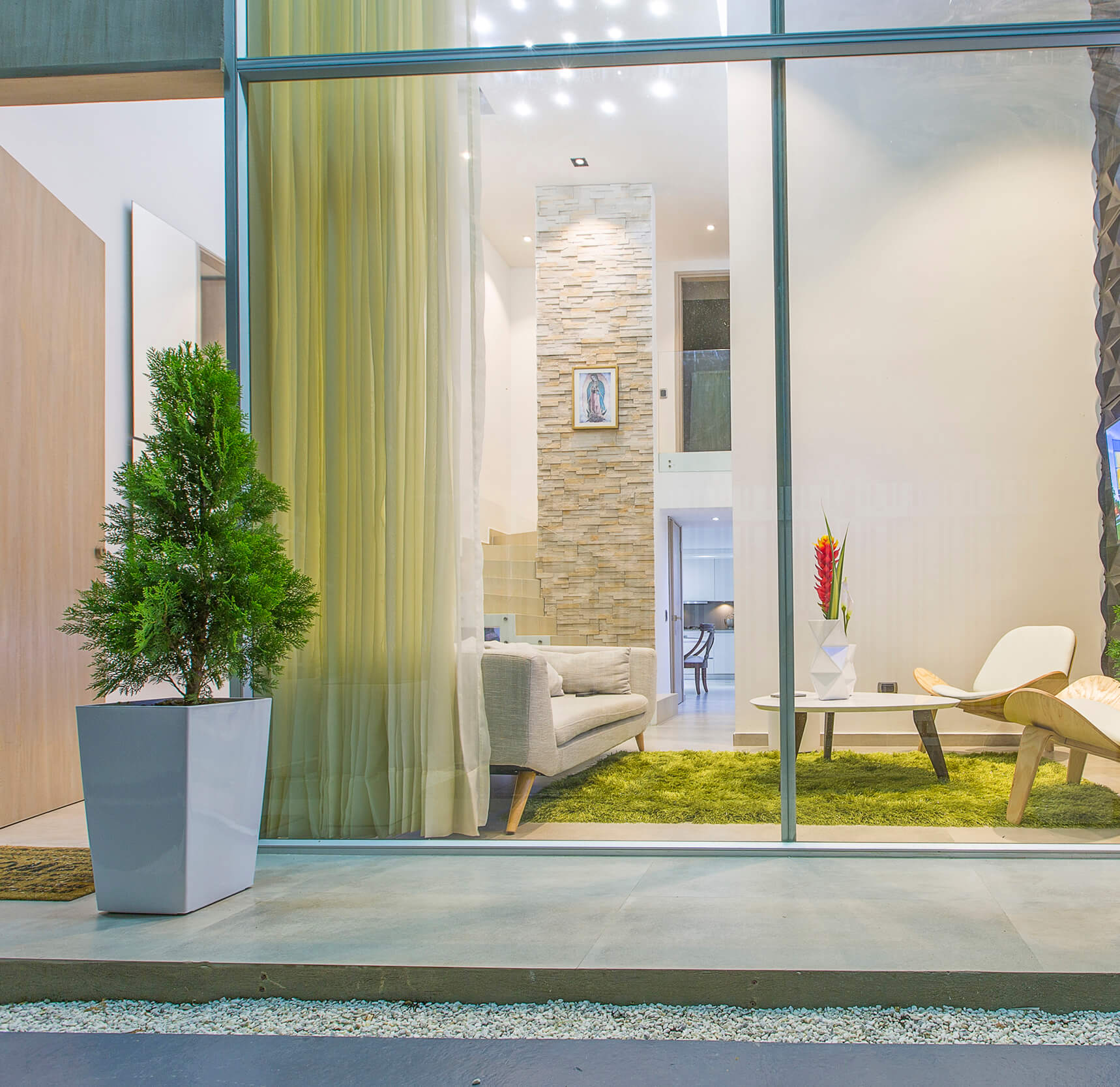 Vista del ventanal y sala interior — arquitectos en Cartagena, Casa MB. Arquitectura Modrena