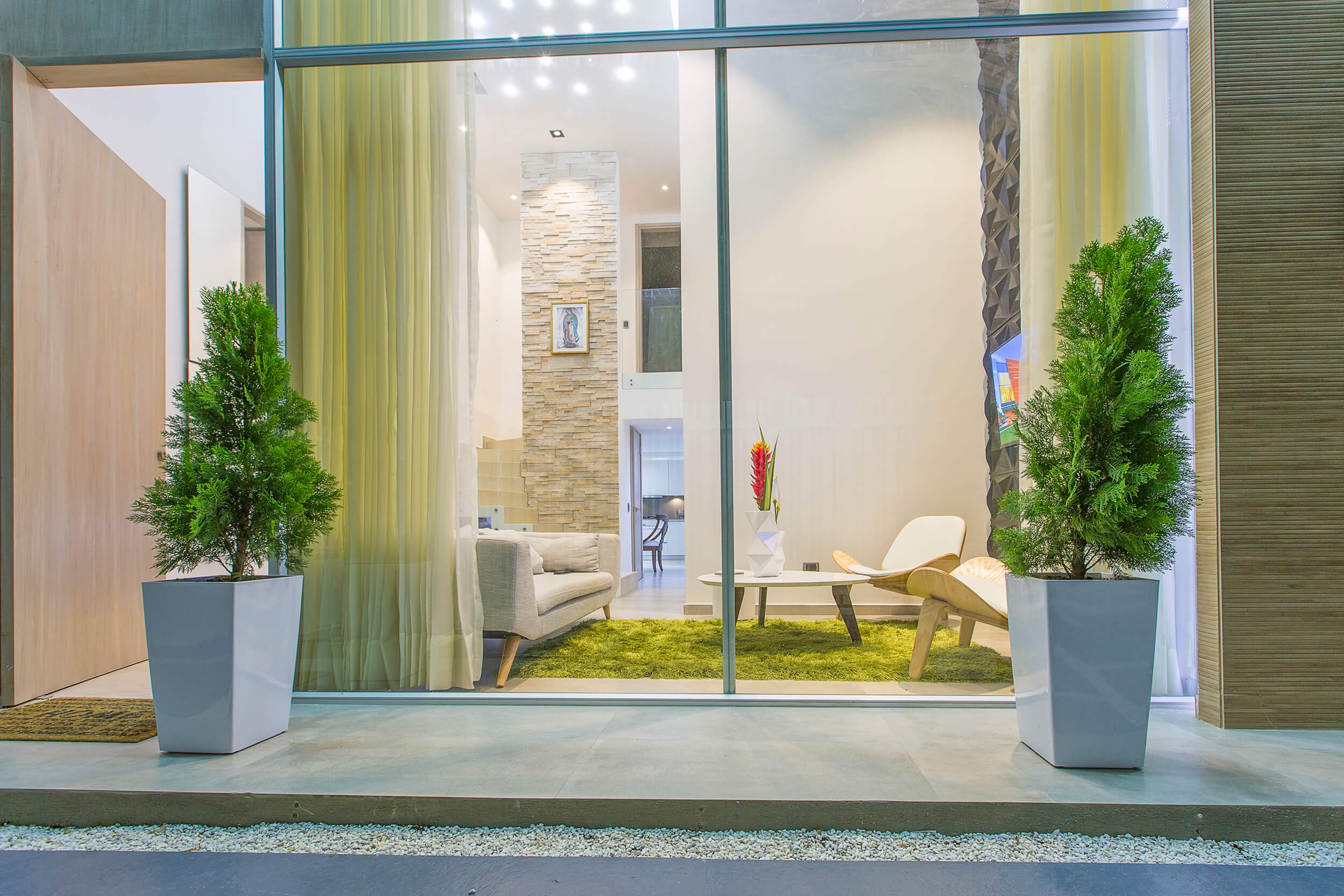 Vista del ventanal y sala interior — arquitectos en Cartagena, Casa MB
