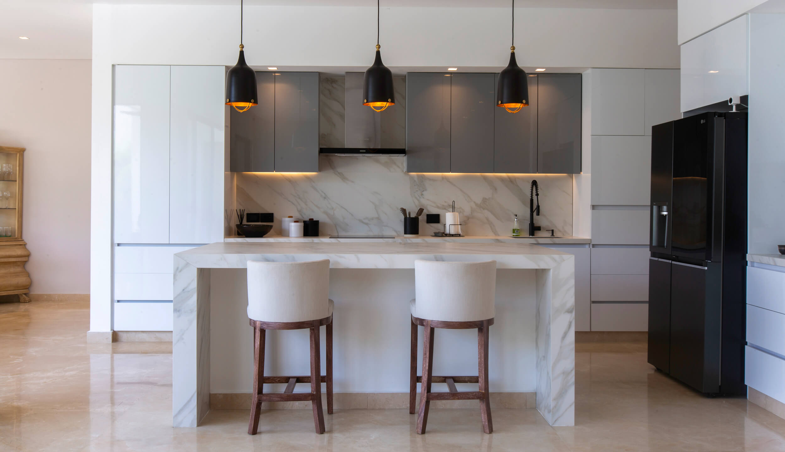 diseño de cocina moderna con isla y distribución funcional