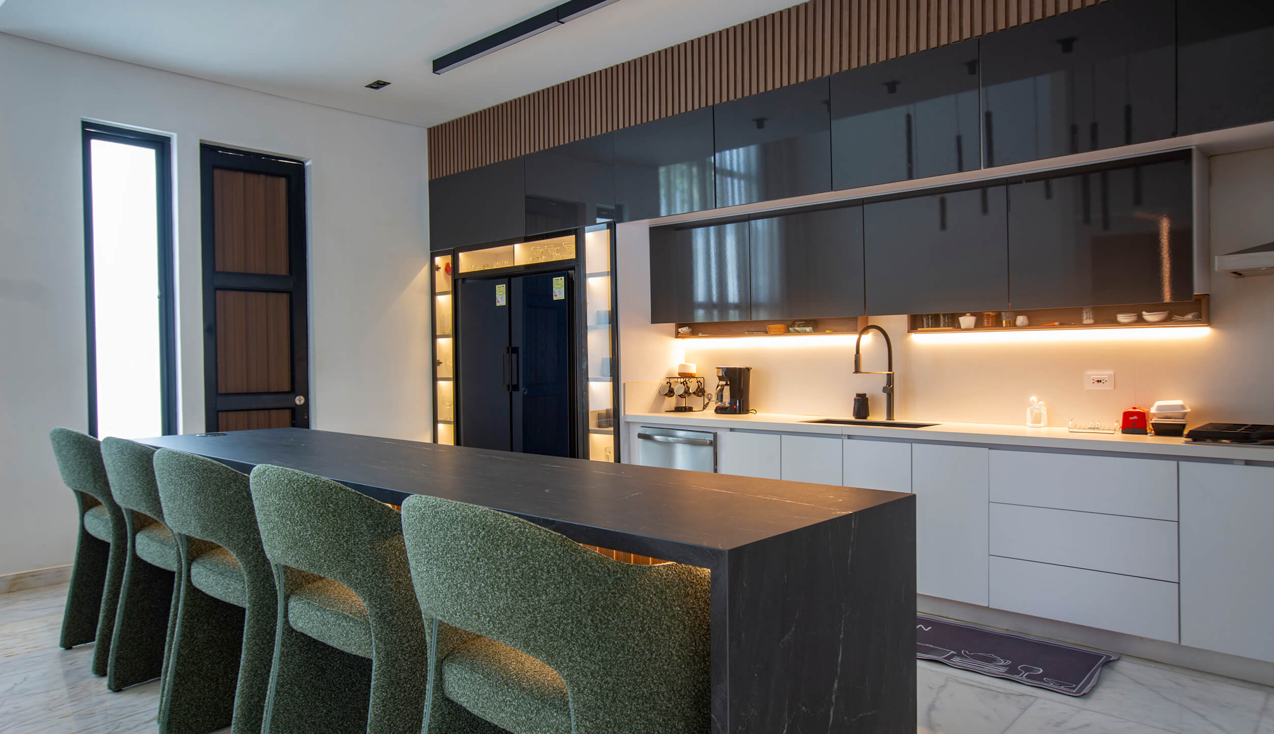 iluminacion cocina moderna luces led bajo muebles y colgantes isla