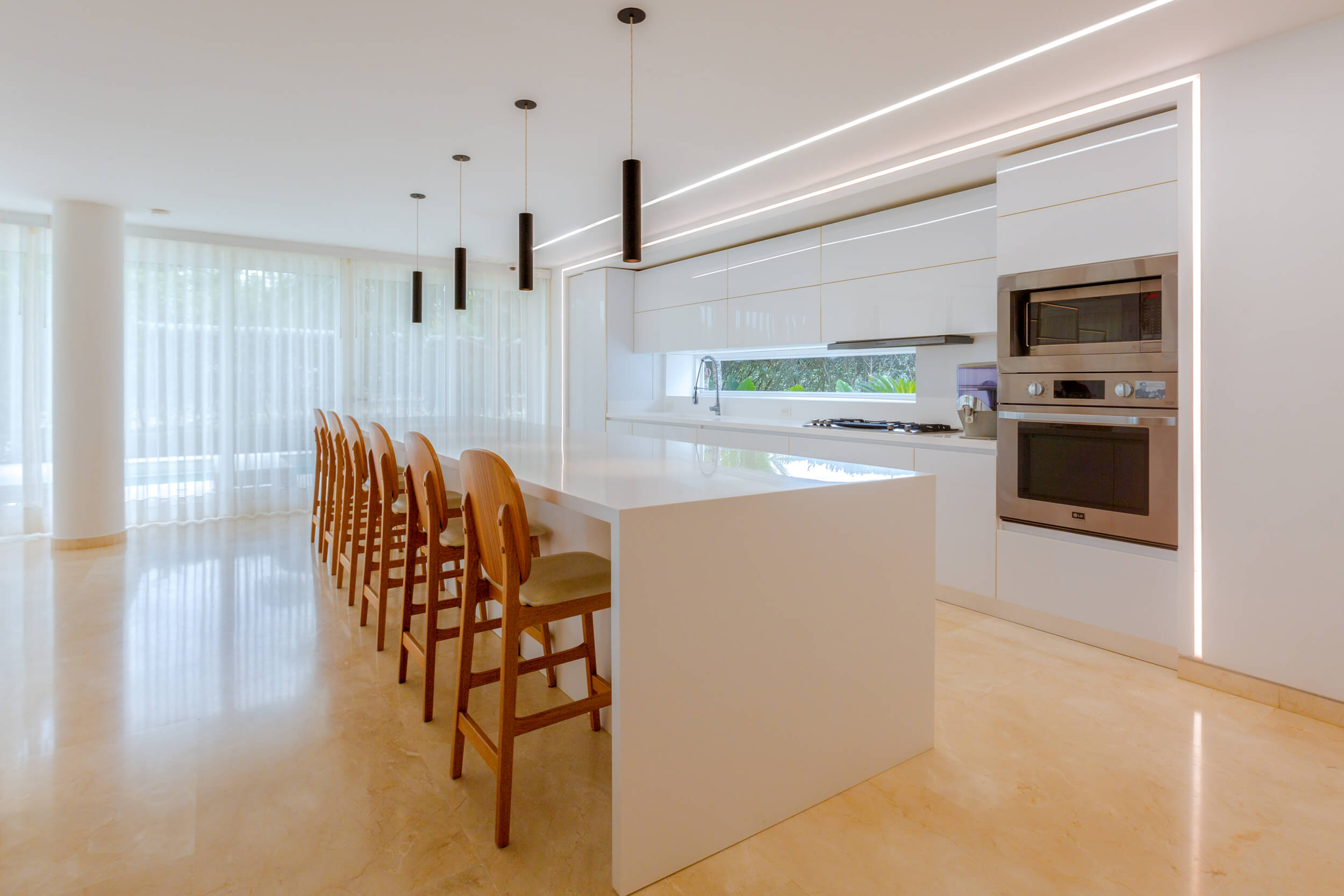 Rediseño interior de cocina minimalista contemporánea con isla central blanca, iluminación LED integrada y diseño interior de lujo.