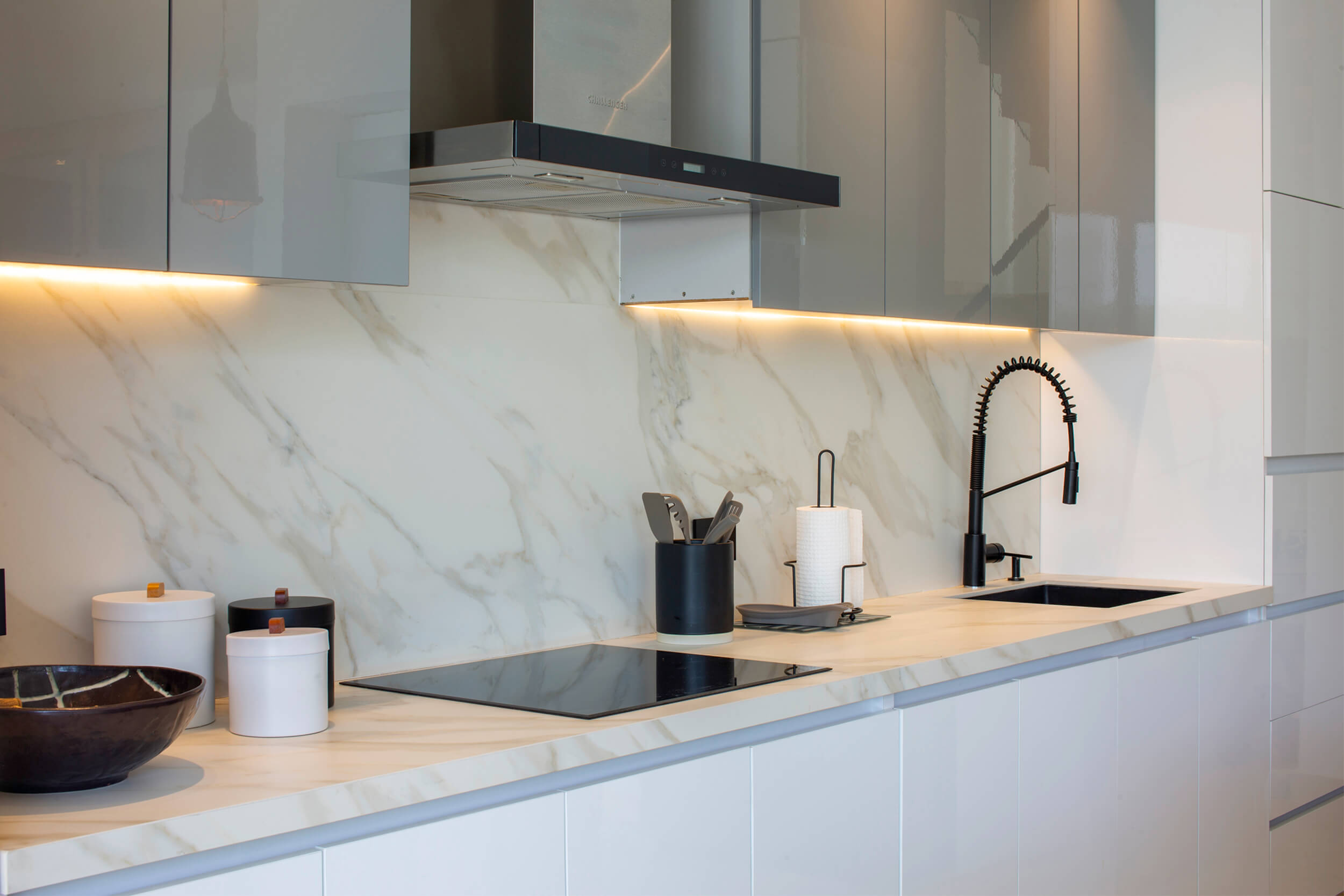 Cocina abierta de Casa Sarria 15|04 con isla central tipo mármol, Diseño arquitectónico y construcción Topp Create
