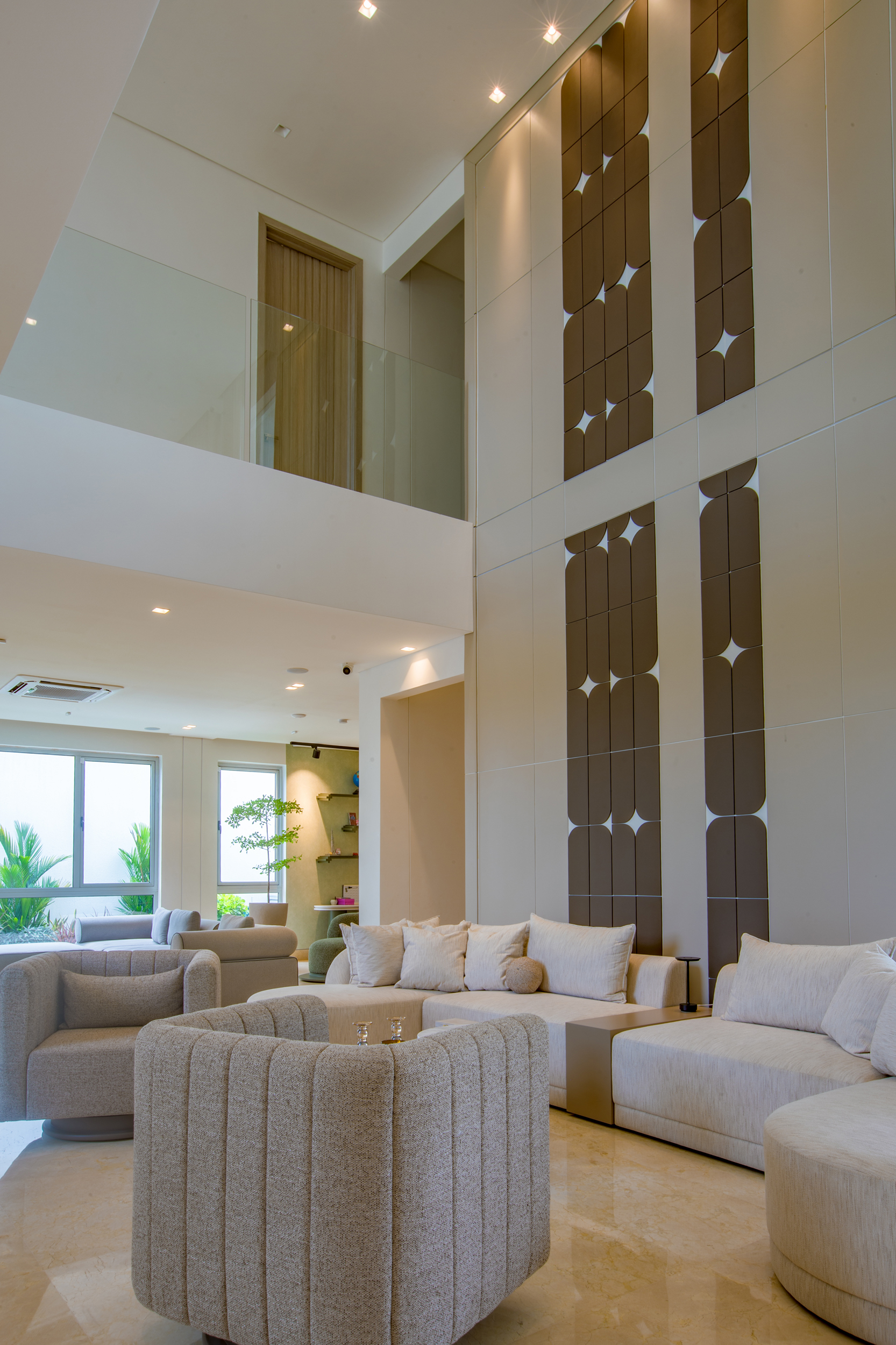Diseño residencial interior de lujo con doble altura, iluminación natural y acabados elegantes
