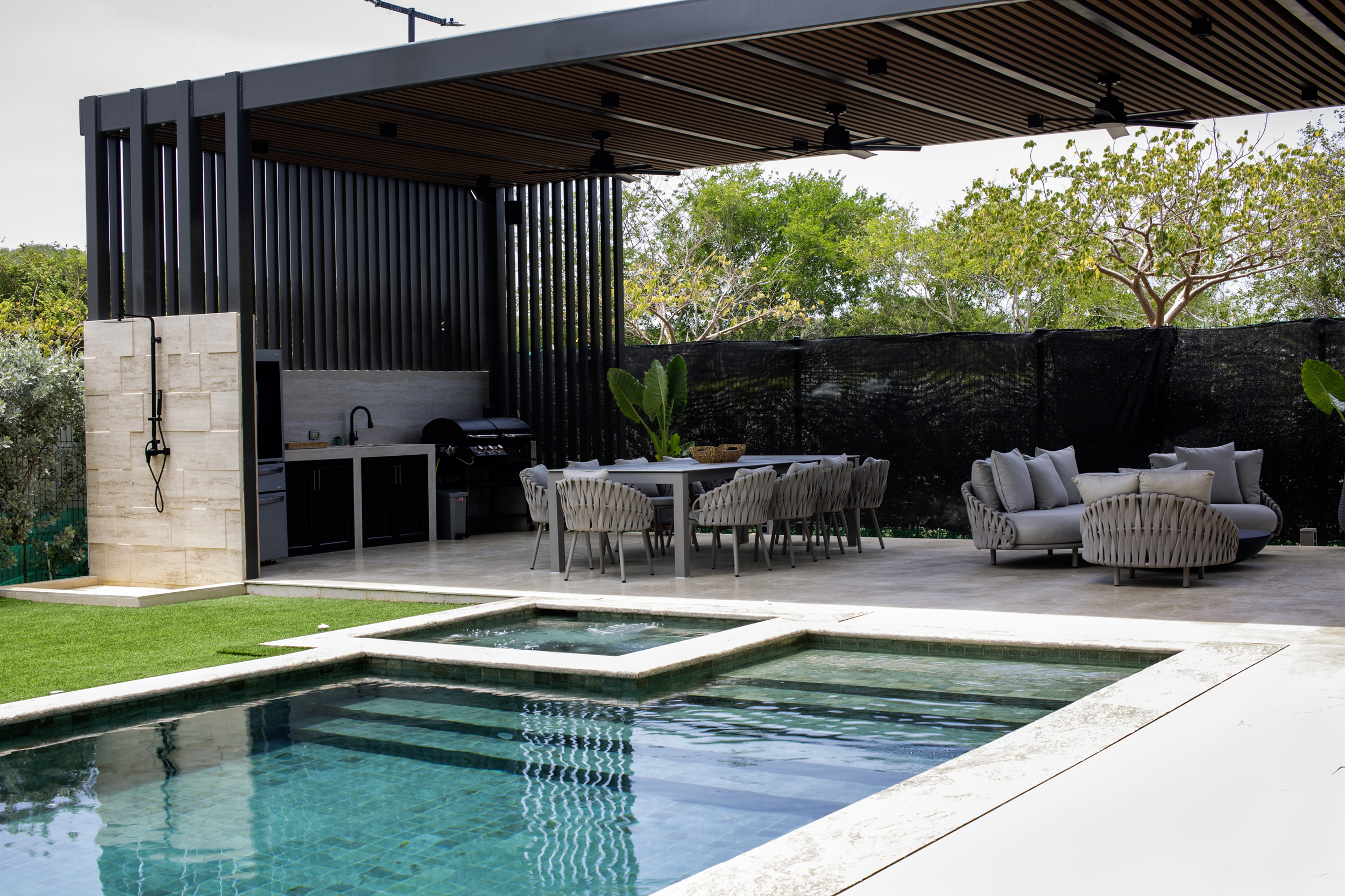 Diseño residencial contemporáneo con piscina, terraza social y pérgola moderna exterior